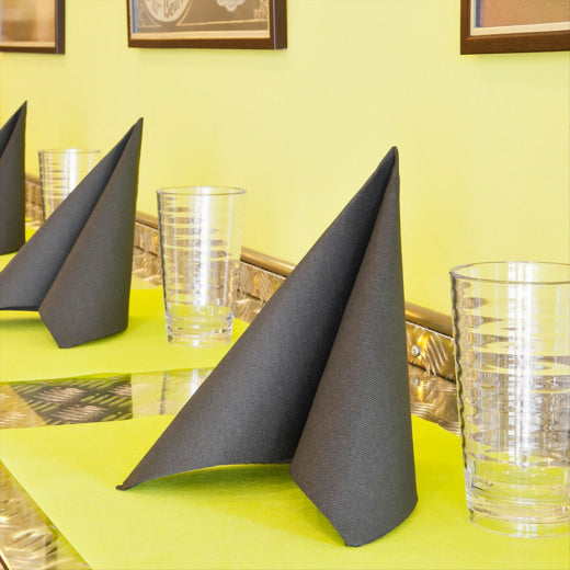 Servilleta papel negra en mesa